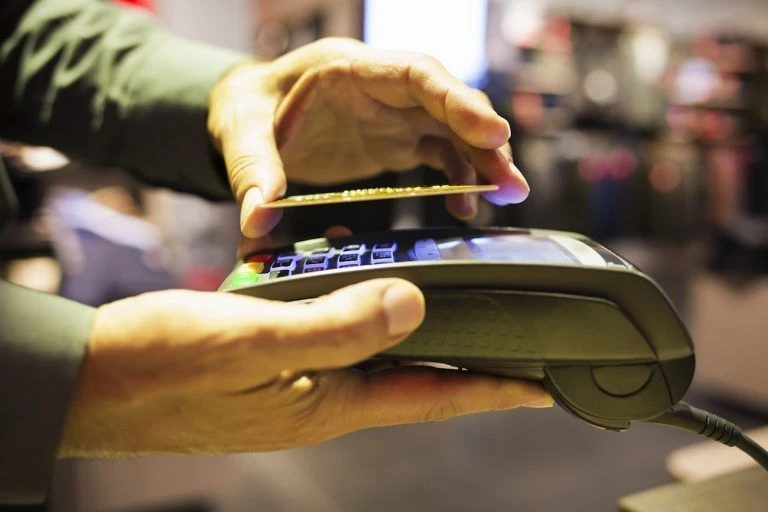 Τράπεζες: Big brother για τους «κόκκινους» δανειολήπτες-Πώς σκανάρονται όλες οι συναλλαγές με κάρτα